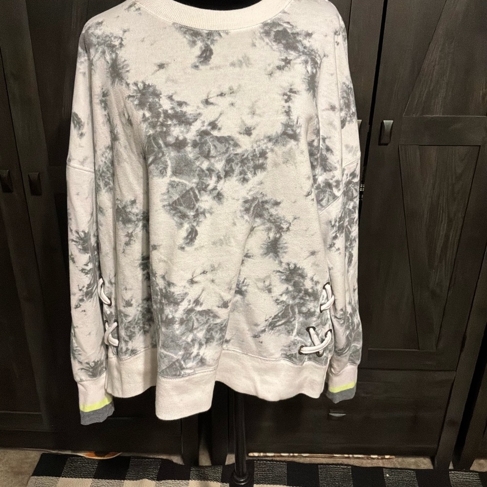 Secret Treasures Multi-Color Sweatshirt